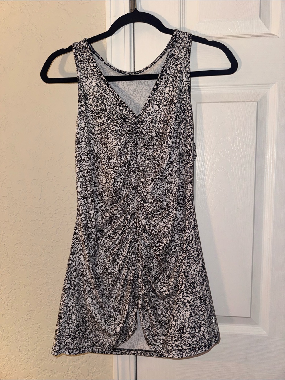 SOYBU Active Black & White Ruched V-Neck Sleeveless Dress